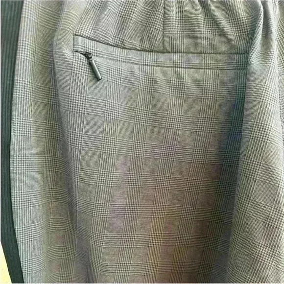 Athleta women's "Brooklyn Plaid Ankle pant" size
6 EUC! - Picture 4 of 5